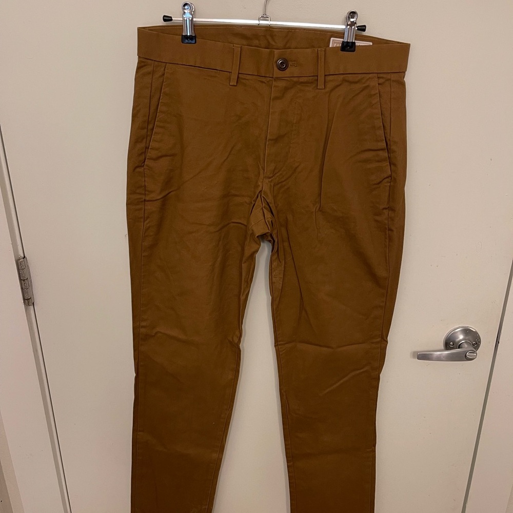 Gap Modern Khakis in Slim Fit with GapFlex
Color: Palomino Brown
Size: 30W / 32L